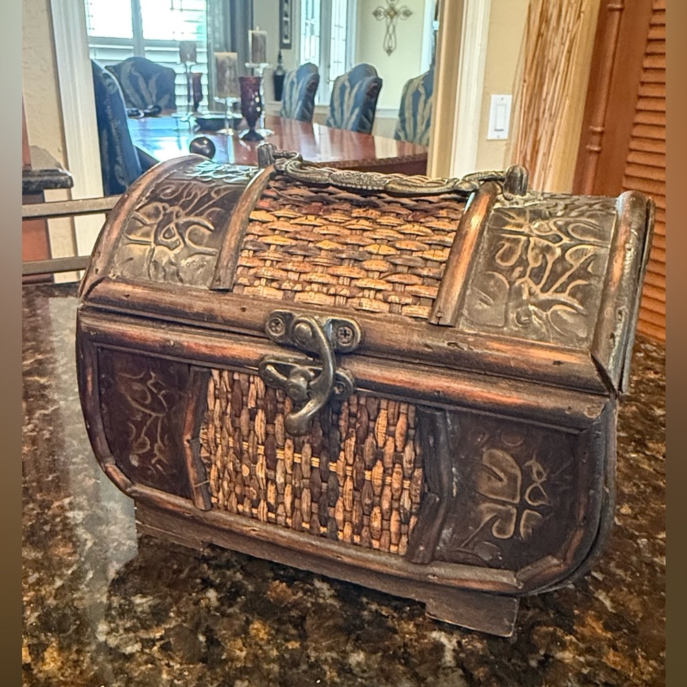 Vintage Rustic Wooden Trinket Chest with Woven Rattan Details & Metal Latch